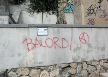 Scritte vandaliche sull’aiuola contro la mafia